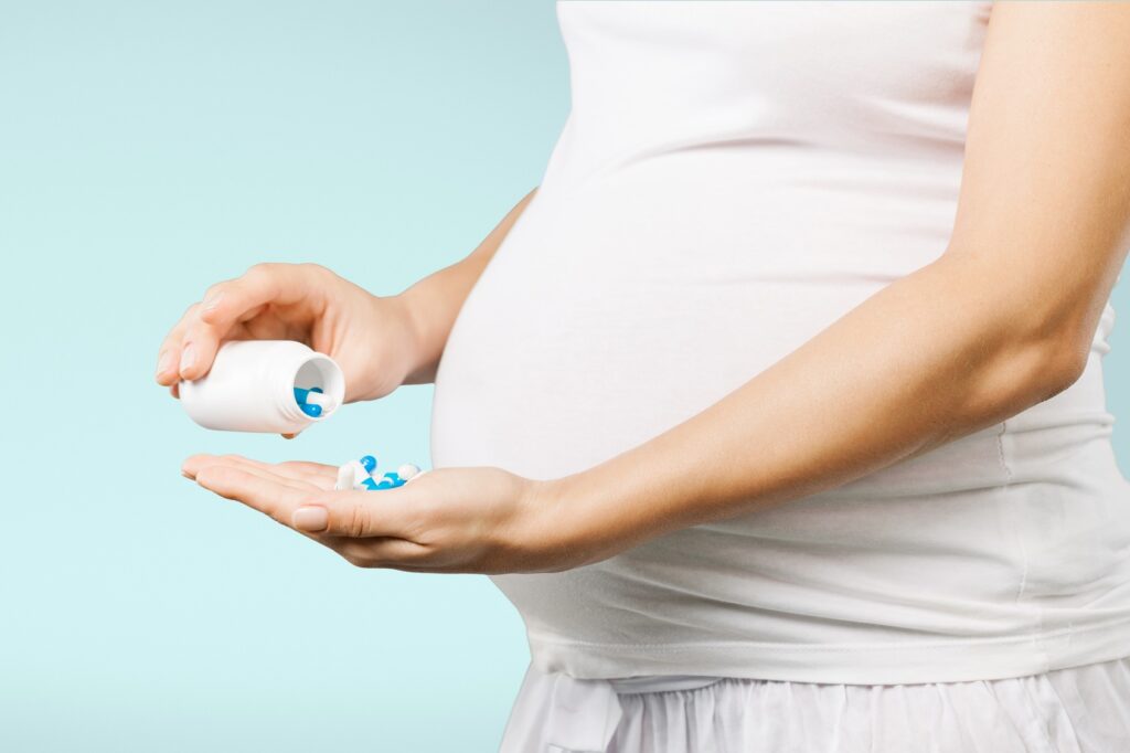 Health Claims – schwangere Frau nimmt Vitamintabletten